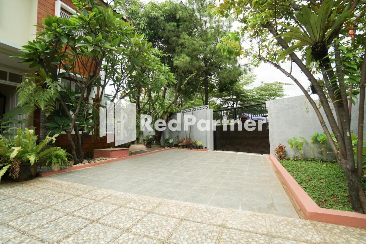 Fazza Syariah Mitra Reddoorz Hotel Jakarta Exterior photo