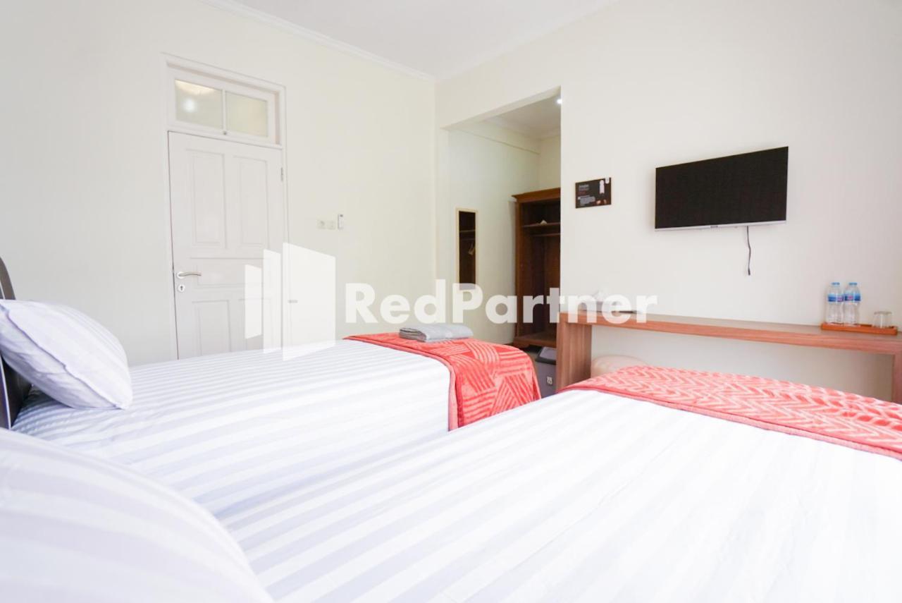 Fazza Syariah Mitra Reddoorz Hotel Jakarta Exterior photo