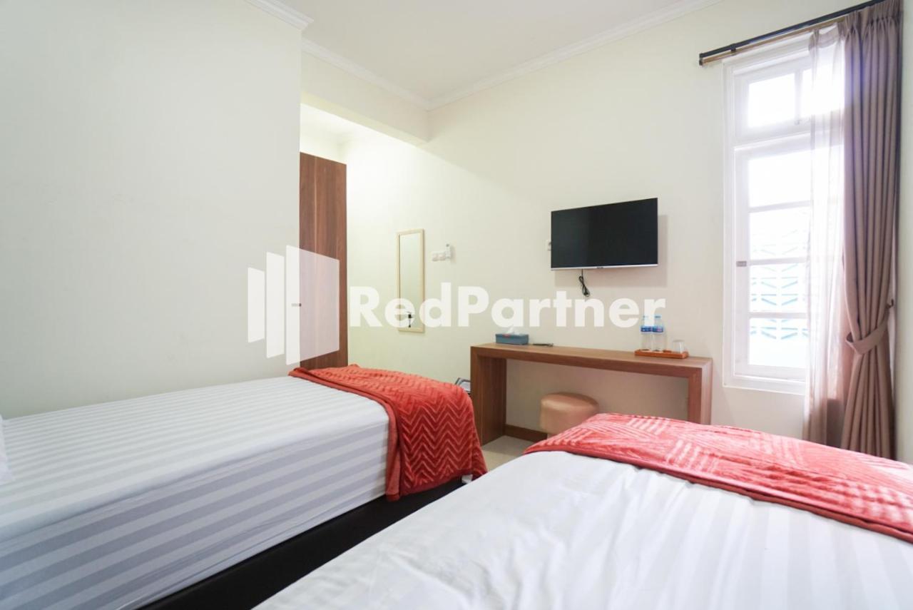 Fazza Syariah Mitra Reddoorz Hotel Jakarta Exterior photo